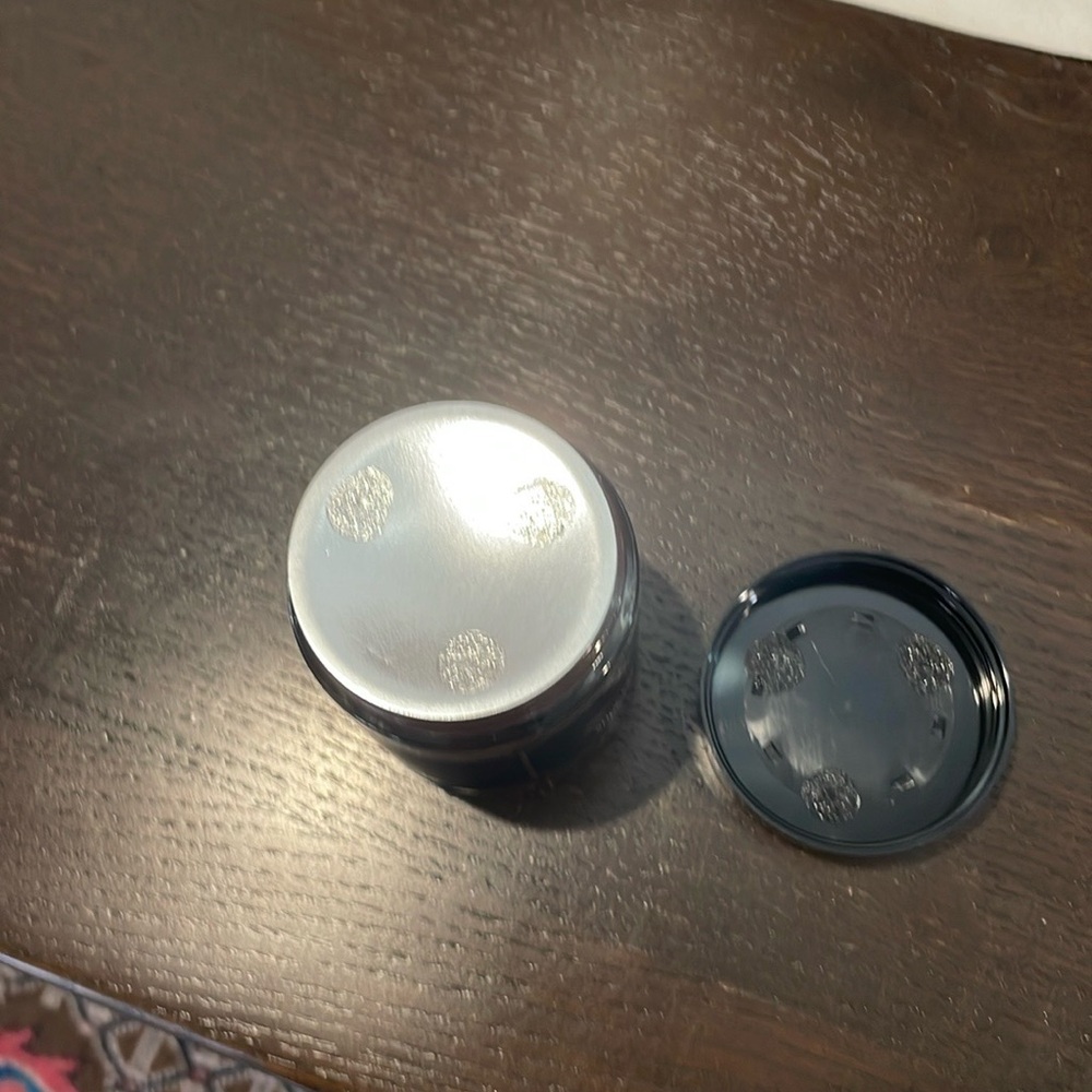 Beautiful Gucci shoe cream with box - Picture 3 of 6